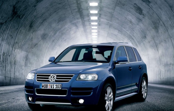 Красивый автомобиль Volkswagen Touareg в Москве