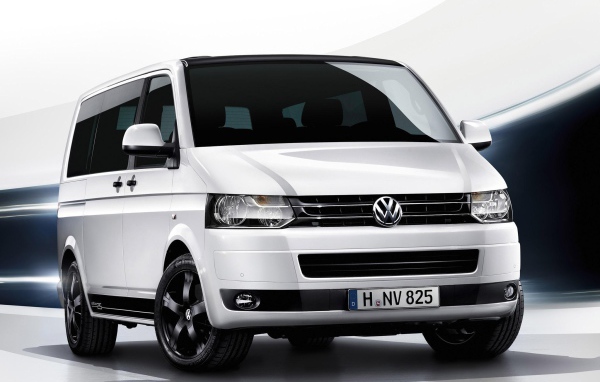 Красивый автомобиль Volkswagen Transporter в Москве