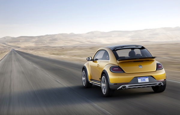 Автомобиль Volkswagen Beetle Dune 2014 на дороге 