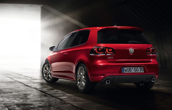Автомобиль марки Golf модели GTI 2014 года
