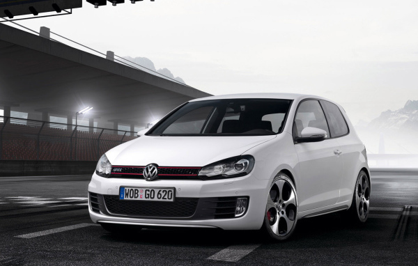Автомобиль Golf GTI 2014 года на дороге
