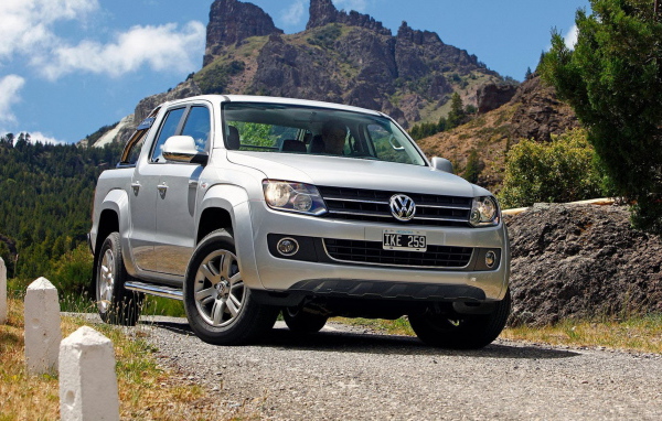Автомобиль Volkswagen Amarok на дороге