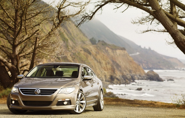 Автомобиль Volkswagen Passat на дороге