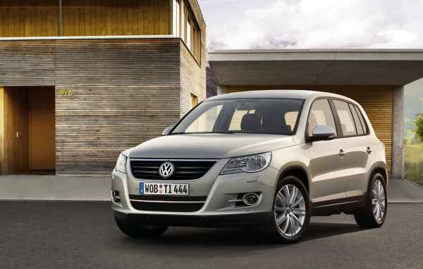 Автомобиль Volkswagen Tiguan на дороге