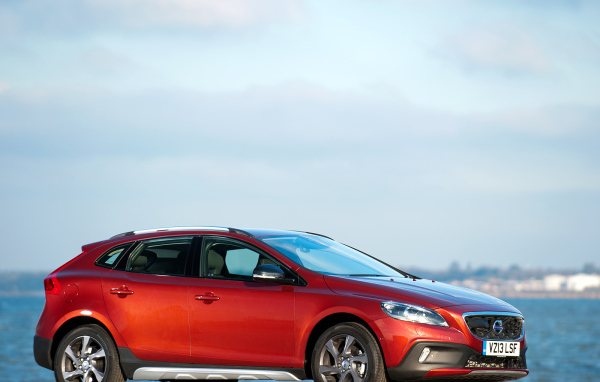 Автомобиль Volvo v40 Cross country на дороге