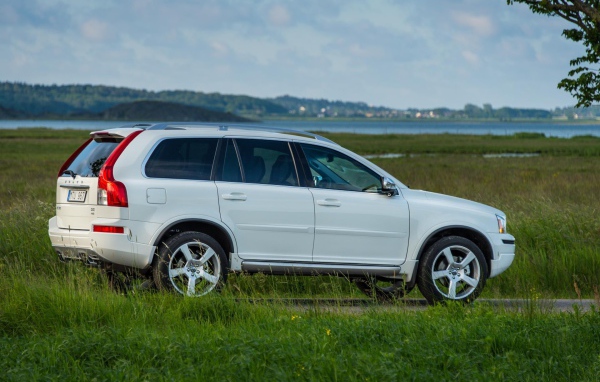  Автомобиль Volvo  xc90 2014 на дороге