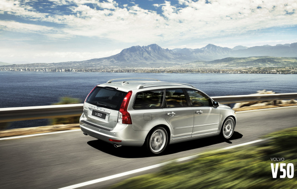  Автомобиль Volvo v50 на дороге