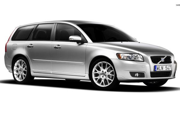 Автомобиль марки Volvo модели v50