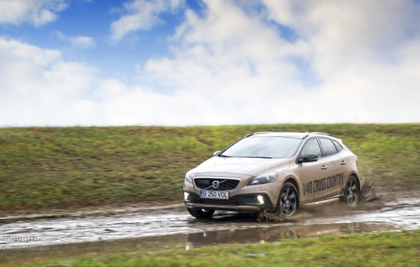  Новый автомобиль Volvo v40 Cross country