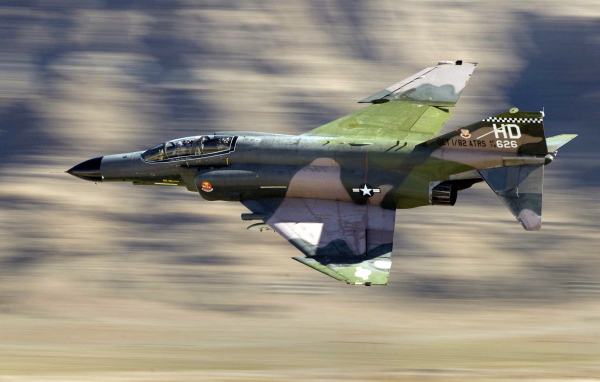 Самолет Ф-4 в полете