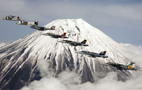 Самолеты на фоне вулкана