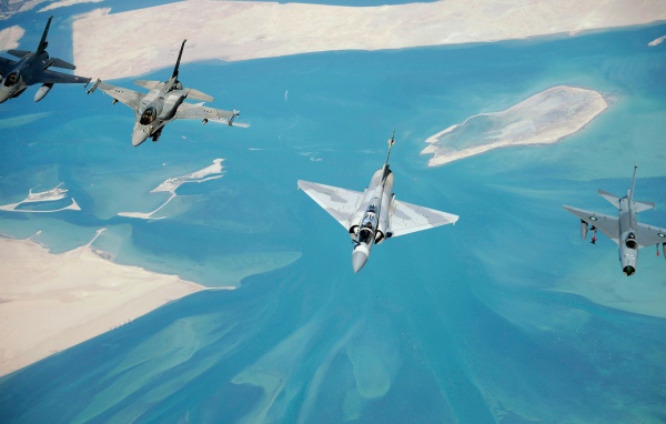 Разные типы истребителей над заливом