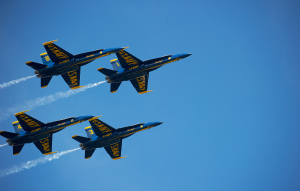 Четыре истребителя на фоне голубого неба