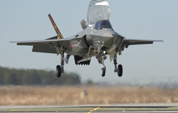 Военный самолет F-35