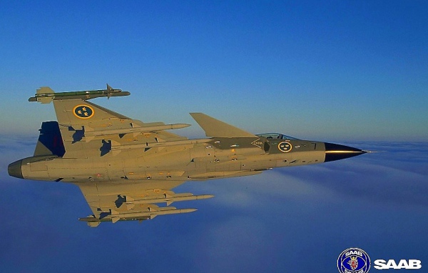 Военный самолет в полете