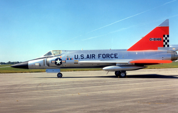 Военный самолет F-102