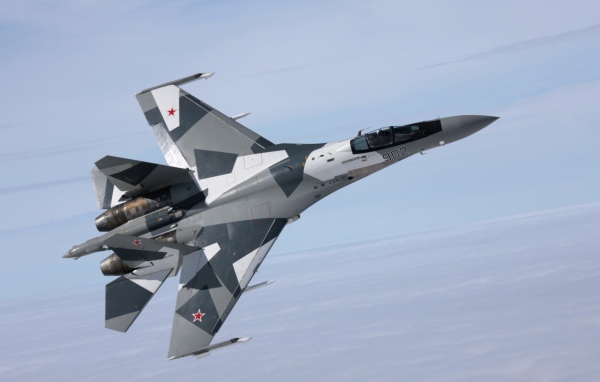 Российский истребитель в небе