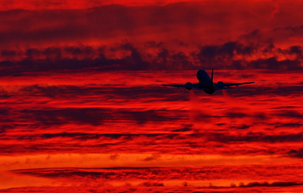 Самолет взлетает на закате