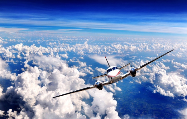 Самолет летит над облаками
