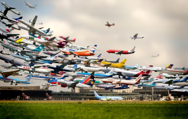 Взлет самолетов  в аэропорту