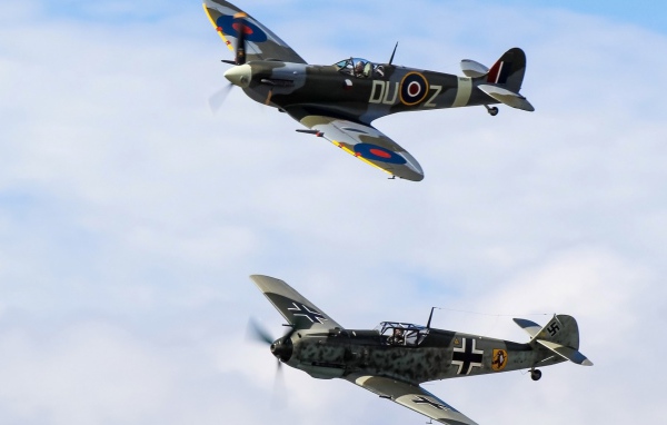 Два самолета противника