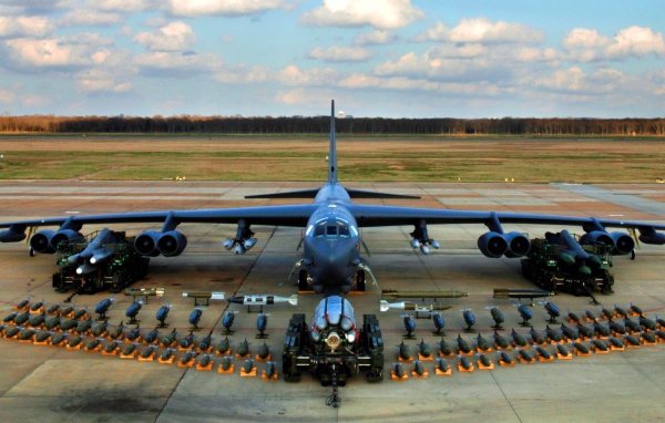Военный самолет B-52