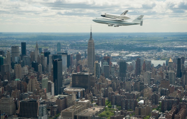 Самолет над Нью Йорком