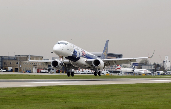 Самолет оторвался от земли