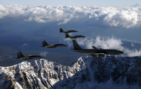 Военные самолеты F-15 над горами