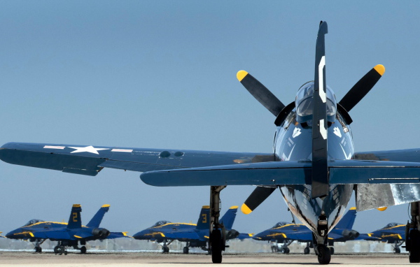 Военные самолеты на аэродроме