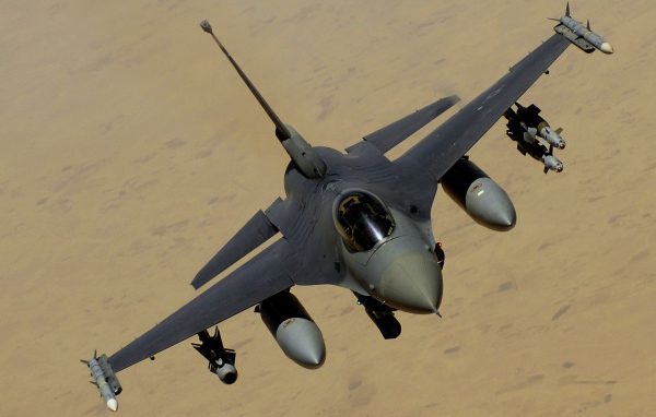 Военный самолет F-16 в полном вооружении