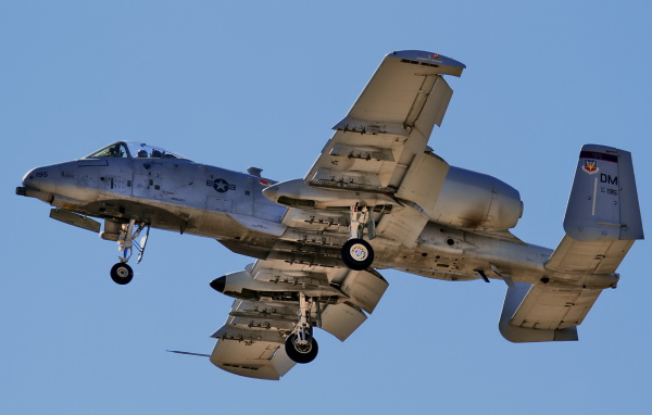 Бомбардировщик идет на посадку