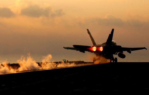 Самолет Ф-18 взлетает