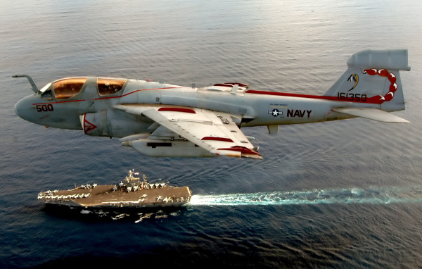 Самолет летит над морем