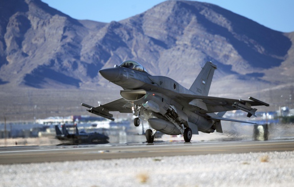 Взлет военного самолета Ф-16