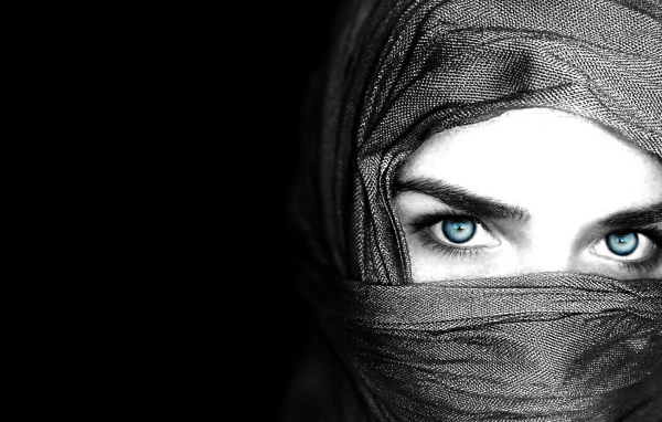 Черные обои с девушкой в парандже