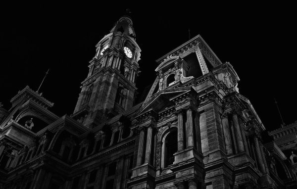 Церковь на черных обоях