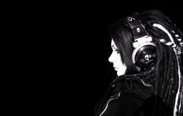 Девушка в наушниках на черном фоне