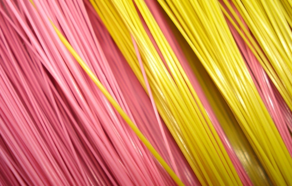 Розовые и желтые волокна