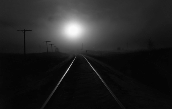 Железная дорога на черных обоях