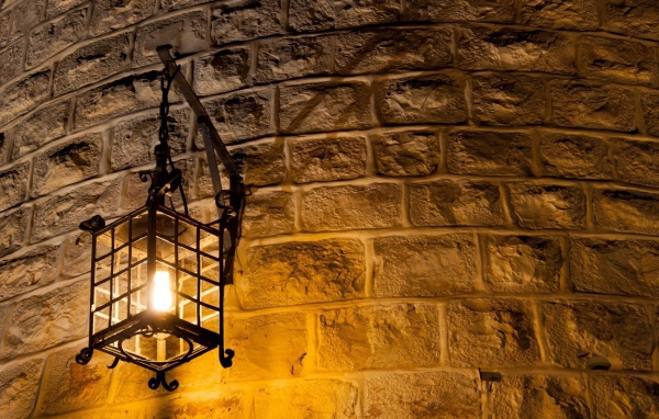 Фонарь на стене