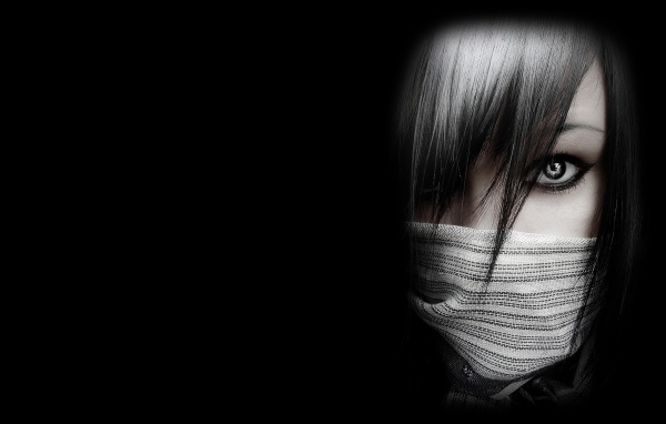 Лицо в маске на черных обоях