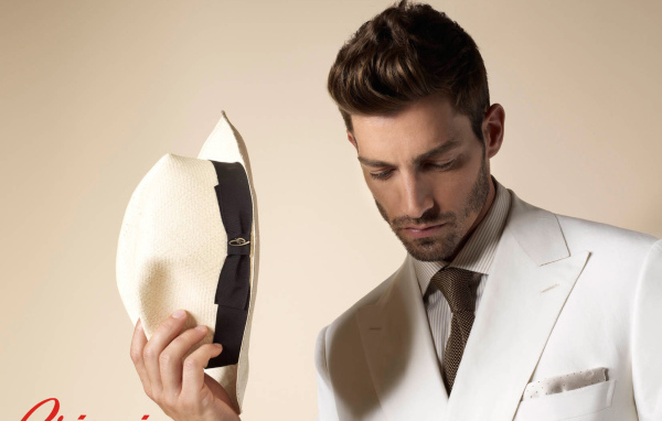 Мужчина в костюме от Brioni