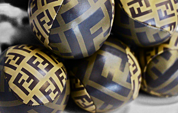 Логотип Fendi на коже