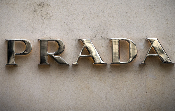 Золотые буквы Prada