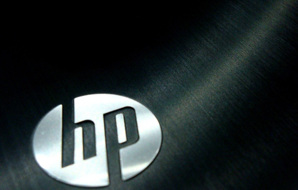 Логотип HP на металле