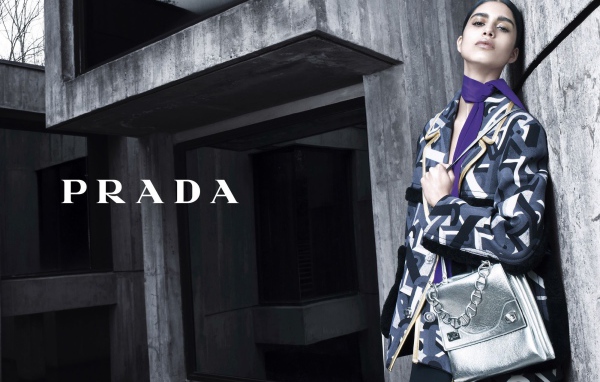 Модель в одежде Prada