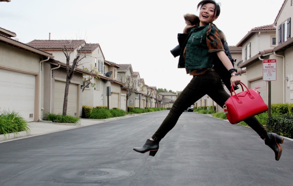 Довольная девушка с сумкой Givenchy