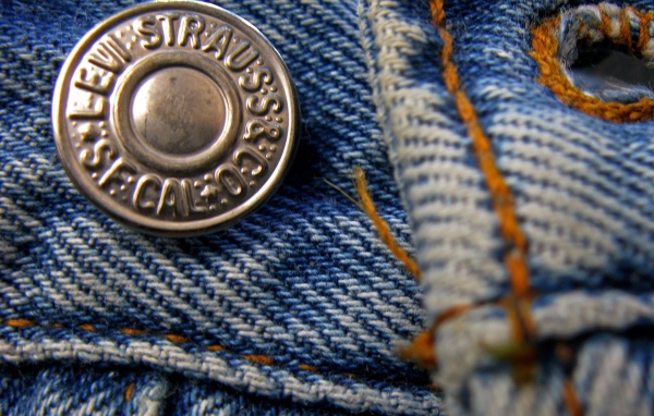 Заклепка на джинсах Levi`s