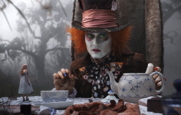 Алиса стоит на столе